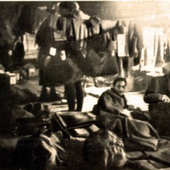 Beniaminow, il musicista Arturo Coppola Š sdraiato al centro e guarda la fotocamera (archivio Giancarlo Coppola Treviso)