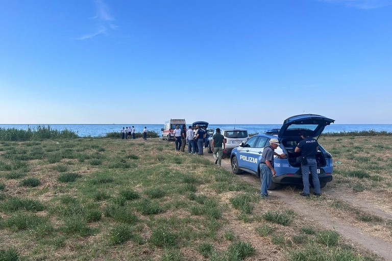 Cadavere sulla spiaggia di Barletta