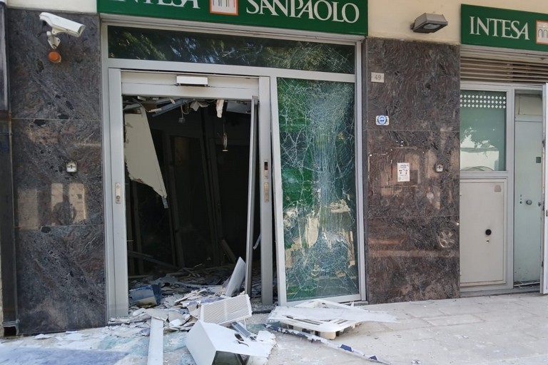Bancomat esploso nella notte a Trinitapoli