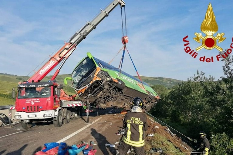 Bus partito dalla Puglia cade in una scarpata: 1 morto e 14 feriti