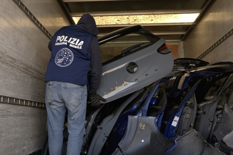 A Trinitapoli scoperto magazzino di pezzi d'auto rubate
