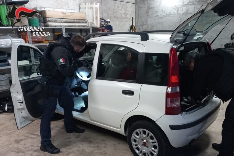 Droga nascosta nella ruota del trattore: 5 arresti a San Pietro Vernotico