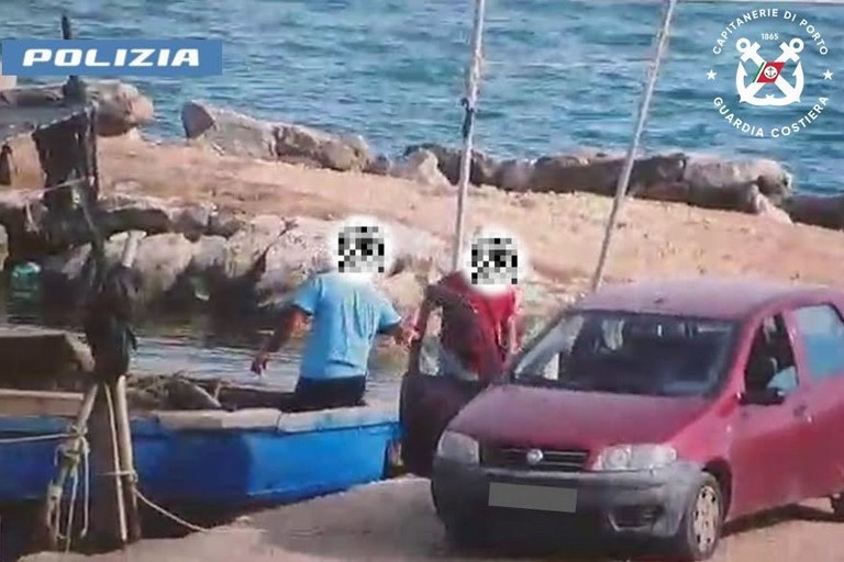 Mitilicoltura abusiva nel Mar Piccolo a Taranto