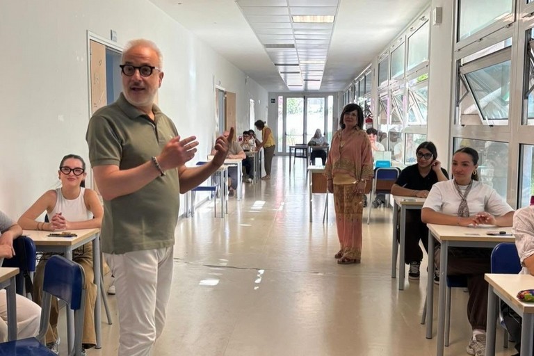 Maturità 2026, il sindaco di Bitonto tra i banchi delle scuole