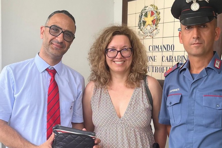 Turista perde la borsa con 1.500 euro: ritrovata e restituita