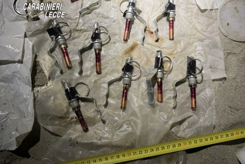 Detonatori rinvenuti sulla spiaggia di San Foca