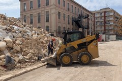Avviati i lavori di rimozione delle macerie del crollo di via De Amicis a Bari