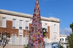 A Ostuni spicca un grande albero di Natale solidale realizzato all'uncinetto