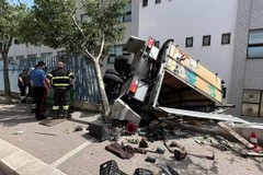 Pauroso incidente a Cagnano Varano: autotreno sfonda la recinzione di una scuola