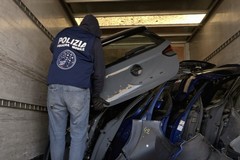 A Trinitapoli scoperto magazzino di pezzi d'auto rubate: la Polizia sequestra circa 300 componenti