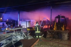 Incendio in un'autorimessa sulla provinciale per Bisceglie: ingenti i danni