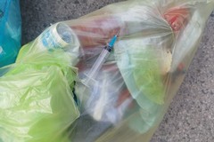 Siringa tra i rifiuti: ferito un operatore ecologico a Barletta