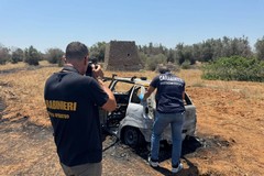 Corpo carbonizzato trovato in auto nelle campagne del Salento
