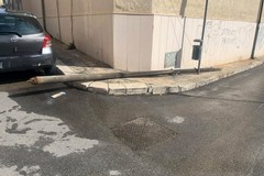 Cade palo della telefonia tra via Galvani e via Ragni: tragedia sfiorata a Bitonto