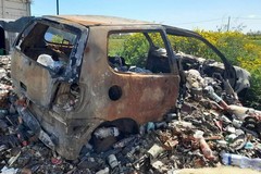 Auto rubata, cannibalizzata e bruciata a Cerignola diventa deposito di rifiuti