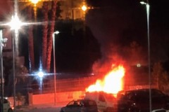 Furgone incendiato nella notte in via Adamello