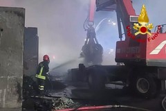 Incendio in un deposito di rifiuti a Brindisi