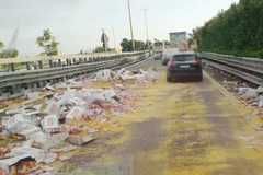 Camion perde carico di pasta sulla statale a Bari
