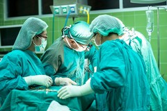 Rischia la vista per una scheggia in un occhio: paziente salvato a Putignano