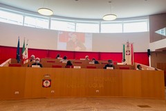 Puglia,  il Consiglio regionale fa marcia indietro: abrogato il trattamento di fine mandato