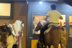 «Dal McDrive al McRide è un attimo»: arrivano a cavallo al McDonald's di Barletta e la scena diventa virale
