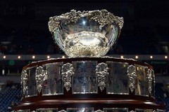 La leggendaria Coppa Davis sbarca a Trani: l'icona del tennis mondiale brilla allo Sporting Club per i suoi 60 anni