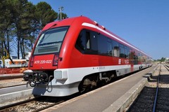 Malore sul treno delle Ferrovie Sud Est: 80enne salvato dalla prontezza della capotreno