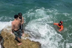 Torre a Mare, due ragazzi salvati sugli scogli per il mare agitato