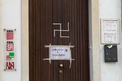 Simboli nazisti sul portone della CGIL di Galatina