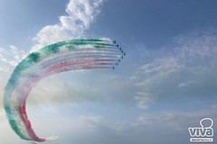 Le Frecce Tricolori incantano i cieli di Puglia, nel segno della pace