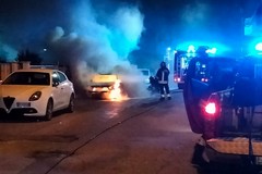 Auto in fiamme nella notte a Corato