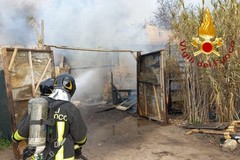 Incendio in casolare abbandonato ad Andria, per fortuna nessun senza tetto all'interno