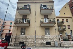 Crolla cornicione a Trani: intervento immediato della Polizia Locale