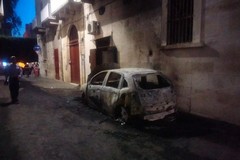 Tornano gli incendi a Terlizzi: brucia un'auto in via Colonna