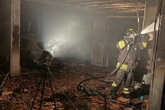 Incendio in un box a Bitritto: in fiamme tre auto