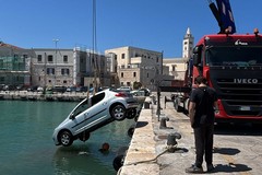 Recuperata la Peugeot caduta nelle acque del porto di Trani venerdì sera