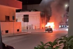 A fuoco un'auto a Bitonto: si muove e si schianta contro un marciapiede
