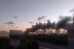Maxi incendio nella zona industriale di Bari-Modugno, a fuoco un capannone abbandonato