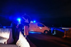 Incidente ad Andria: furgone sbanda e finisce contro la rotatoria di Montegrosso