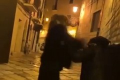 Ragazzina schiaffeggia coetanea in strada a Barletta: il video diventa virale