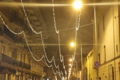 Andria, luci di Natale ancora accese sulle pubbliche vie: sui social scoppia la polemica