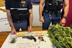 Latiano, arrestato un 22enne: in casa cocaina, hashish, marijuana e un revolver