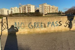 Svastiche e scritte "No Green Pass" a Bisceglie, scatta la denuncia