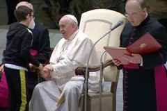 Si siede accanto al Papa durante l'udienza: protagonista un bambino di San Ferdinando di Puglia