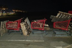 Rimosse circa 200 pedane in legno in spiaggia a Barletta: portate lì per accendere falò