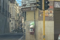 Rifiuti abbandonati in centro a Bitonto, Natilla: «L’Amministrazione tace e il degrado cresce»