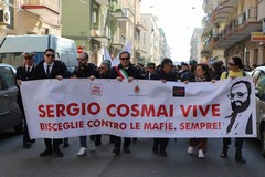 Bisceglie, folla di studenti in piazza Vittorio Emanuele per onorare la memoria di Sergio Cosmai