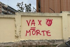 Raid vandalico al Policlinico di Bari, mura delle cliniche imbrattate dai No-Vax