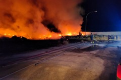 Maxi incendio a Barletta, bruciano rifiuti abbandonati