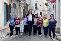 Tommy Cash in Puglia: incontro inaspettato con le nonnine di Ostuni